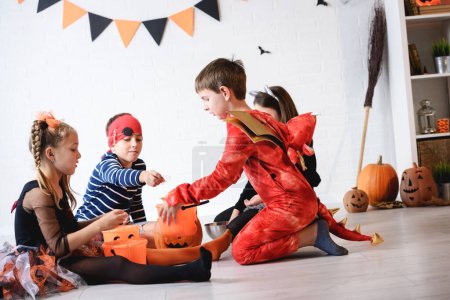 Foto de Niños y niñas con calabazas de halloween - Imagen libre de derechos