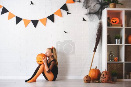 Téléchargez les photos : Petite fille en costume d'Halloween - en image libre de droit