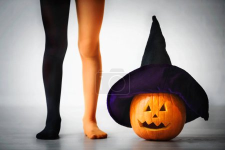 Téléchargez les photos : Citrouille dans le chapeau et les jambes d'Halloween - en image libre de droit