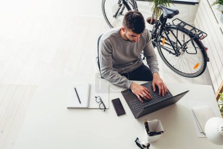 Foto de Vista del hombre de negocios utilizando el ordenador portátil, escribiendo en la oficina - Imagen libre de derechos
