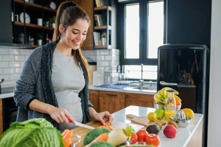 Téléchargez les photos : Femme coupant des légumes et des fruits dans la cuisine, concept d'alimentation saine - en image libre de droit