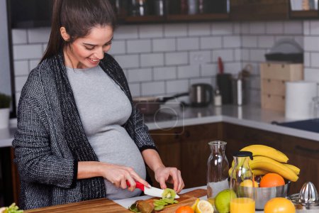 Foto de Mujer cortando verduras y frutas en la cocina, concepto de comida saludable - Imagen libre de derechos