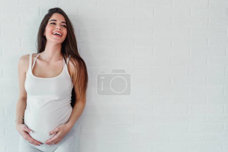 Téléchargez les photos : Portrait de belle femme enceinte - en image libre de droit