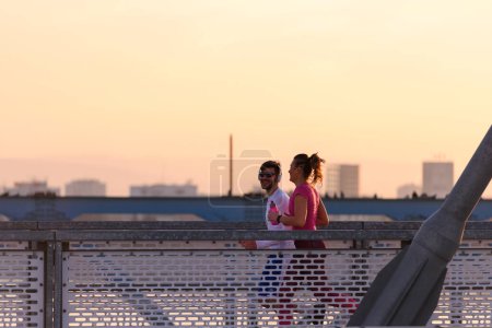Téléchargez les photos : Entraînement de couple sportif sur le pont - en image libre de droit