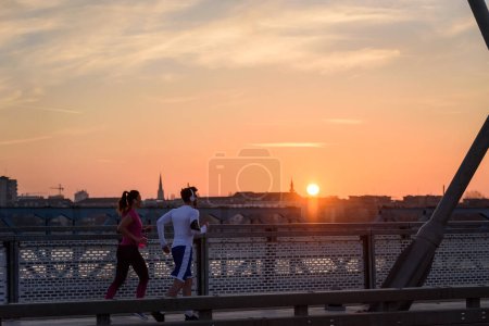 Téléchargez les photos : Entraînement de couple sportif sur le pont - en image libre de droit