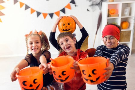 Téléchargez les photos : Fête d'Halloween. groupe d'enfants en attente de bonbons - en image libre de droit