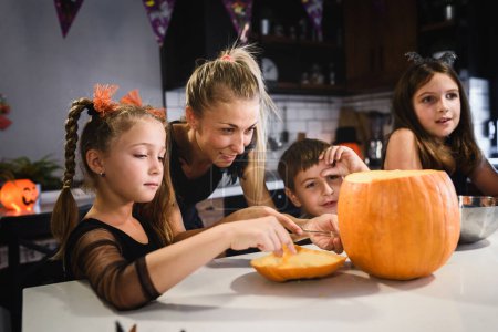 Téléchargez les photos : Les enfants s'amusent, se préparent à la fête d'Halloween. - en image libre de droit