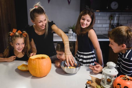 Foto de Niños divirtiéndose, preparándose para la fiesta de Halloween. - Imagen libre de derechos