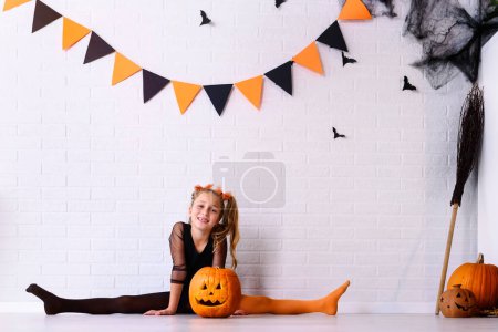 Téléchargez les photos : Belle petite fille avec des décorations d'Halloween - en image libre de droit