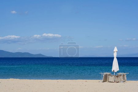 Téléchargez les photos : Belle plage avec parasol sur la rive sablonneuse - en image libre de droit
