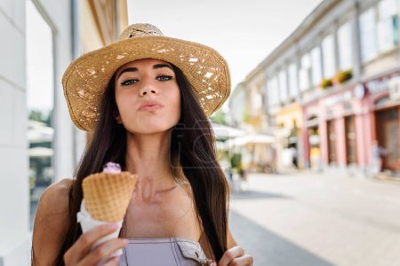 Téléchargez les photos : Jeune belle femme manger une crème glacée savoureuse dans le parc de la ville, gros plan - en image libre de droit
