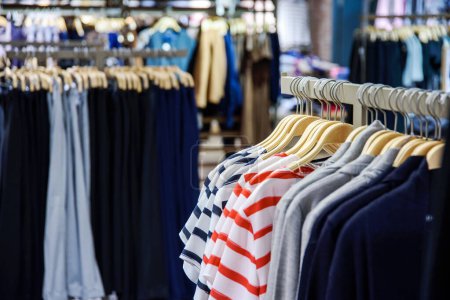 Téléchargez les photos : Vêtements suspendus dans un magasin - en image libre de droit
