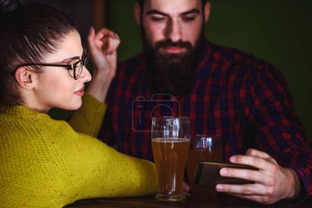 Téléchargez les photos : Jeune couple amoureux au bar - en image libre de droit