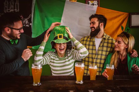 Téléchargez les photos : Groupe d'amis Célébration de la Saint-Patrick au pub de la bière - en image libre de droit