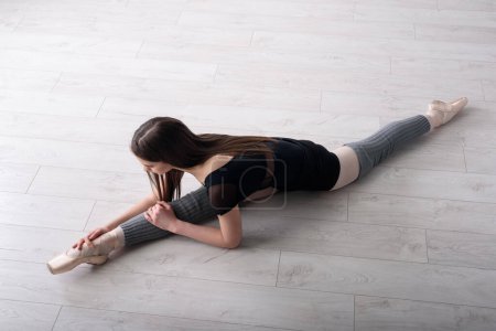 Téléchargez les photos : Ballerine pratiquant sur le sol de son atelier d'art - en image libre de droit
