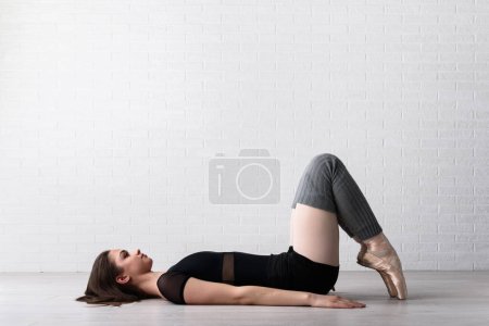 Foto de Bailarina practicando en el suelo de su estudio de arte - Imagen libre de derechos