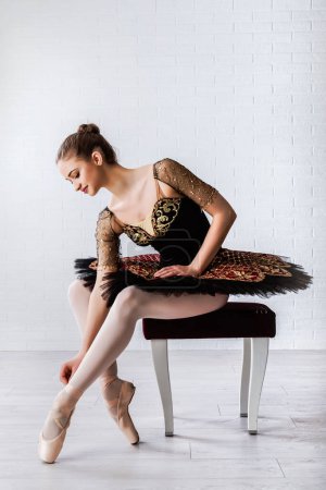 Foto de Retrato de Joven Hermosa bailarina perfecta sentada en la silla en el interior - Imagen libre de derechos