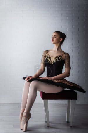 Foto de Retrato de Joven Hermosa bailarina perfecta sentada en la silla en el interior - Imagen libre de derechos