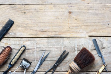 Téléchargez les photos : Ensemble d'outils de coiffeur sur fond en bois - en image libre de droit