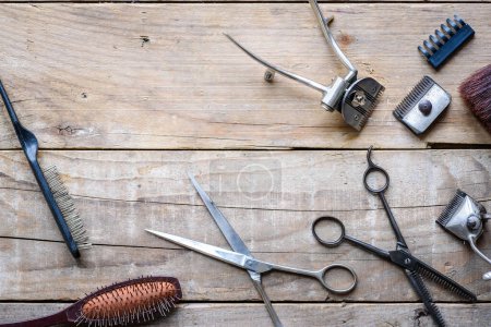 Téléchargez les photos : Ensemble d'outils de coiffeur sur fond en bois - en image libre de droit