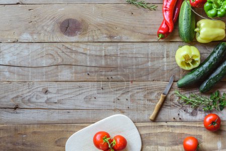 Téléchargez les photos : Légumes frais sur fond en bois - en image libre de droit