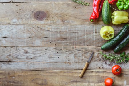 Téléchargez les photos : Légumes frais sur fond en bois - en image libre de droit