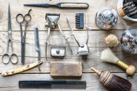 Foto de Conjunto de herramientas de peluquería sobre fondo de madera - Imagen libre de derechos