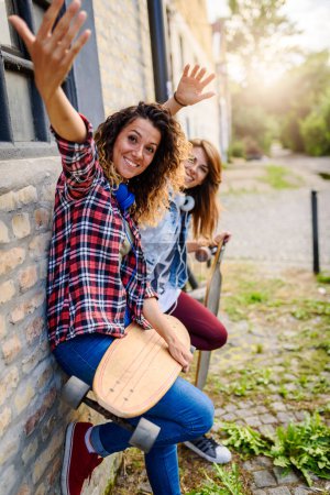 Foto de Dos niñas patinadores pasar tiempo juntos al aire libre - Imagen libre de derechos