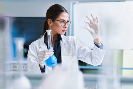 young woman scientist working in the lab  Poster 653507946