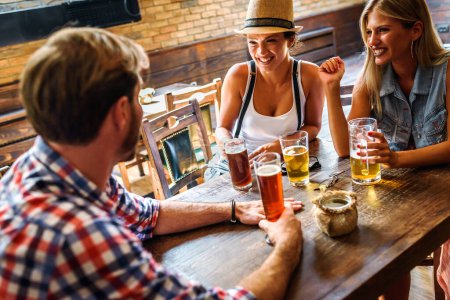 Téléchargez les photos : Amis boire et griller dans un bar - en image libre de droit
