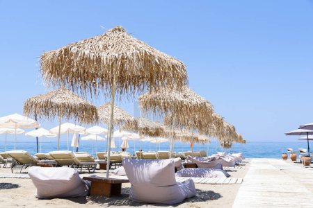 Téléchargez les photos : Belle vue sur la plage avec chaises longues à la journée ensoleillée - en image libre de droit
