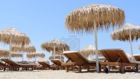 Foto de Tumbonas y sombrillas en el resort de playa tropical - Imagen libre de derechos