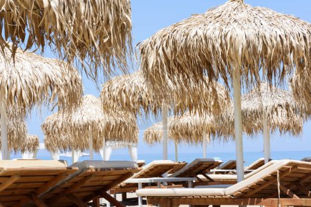 Téléchargez les photos : Transats et parasols sur la plage tropicale - en image libre de droit