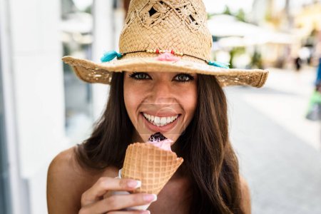 Téléchargez les photos : Jeune femme avec cône de crème glacée - en image libre de droit