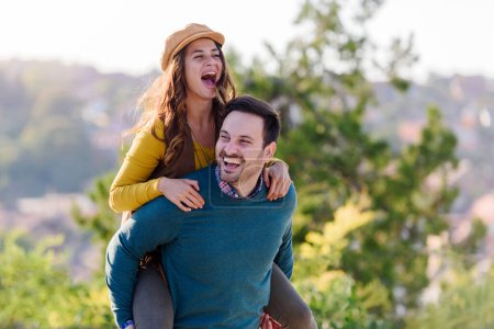 Téléchargez les photos : Jeune couple amoureux posant en plein air - en image libre de droit