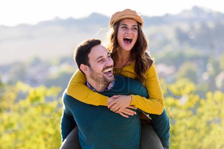 Téléchargez les photos : Jeune couple amoureux posant en plein air - en image libre de droit