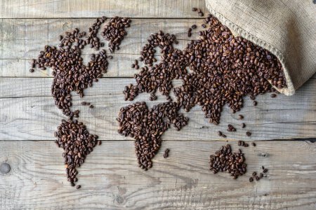 Foto de Mapa de granos de café sobre fondo de madera - Imagen libre de derechos