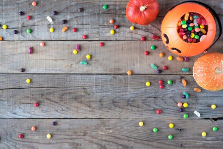 Foto de Caramelos de Halloween en la mesa de madera - fondo de vacaciones - Imagen libre de derechos