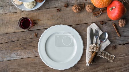 Téléchargez les photos : Table à manger des vacances d'automne - vue sur le dessus - en image libre de droit