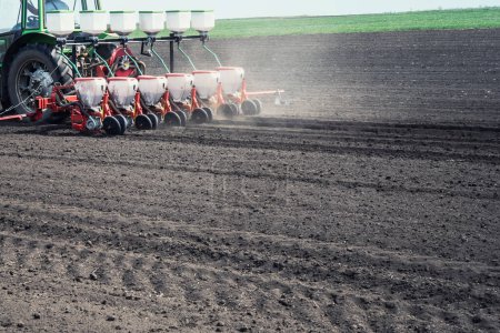 Foto de Tractor arando el campo de las tierras agrícolas - Imagen libre de derechos