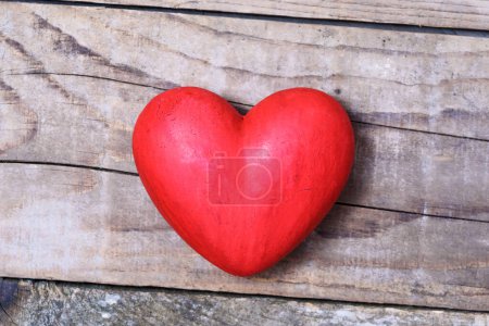 Foto de Corazón rojo sobre fondo de madera - Imagen libre de derechos