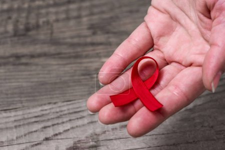Téléchargez les photos : Ruban rouge à portée de main - sensibilisation et soutien aux personnes vivant avec le VIH - en image libre de droit
