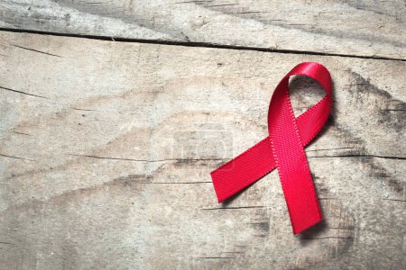 Téléchargez les photos : Ruban rouge - symbole de sensibilisation au sida - en image libre de droit