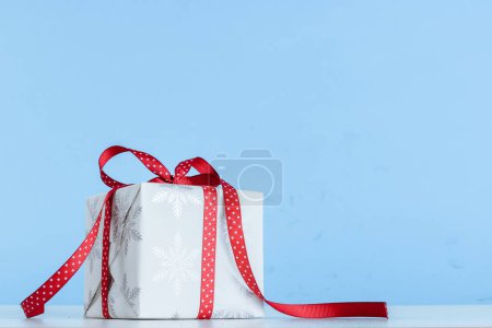Téléchargez les photos : Cadeau de Noël, arc et ruban gros plan - en image libre de droit