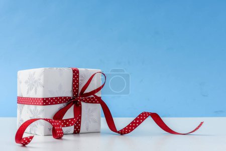 cadeau de Noël, arc et ruban gros plan