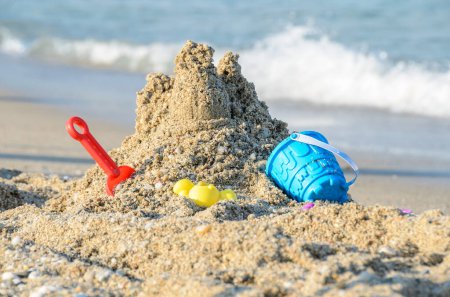 Téléchargez les photos : Jouets avec du sable sur la plage - en image libre de droit