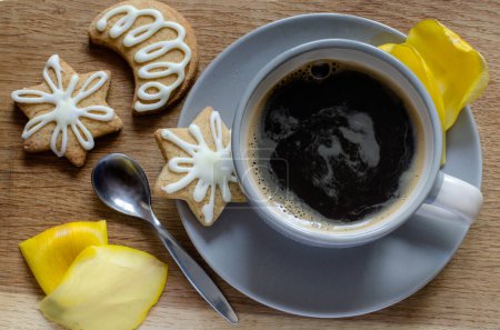 Téléchargez les photos : Tasse de café avec biscuits sur fond en bois - en image libre de droit