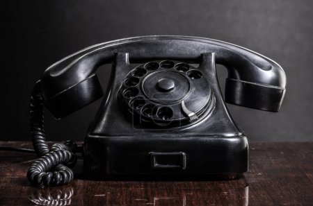 Foto de Viejo teléfono vintage en mesa de madera - Imagen libre de derechos
