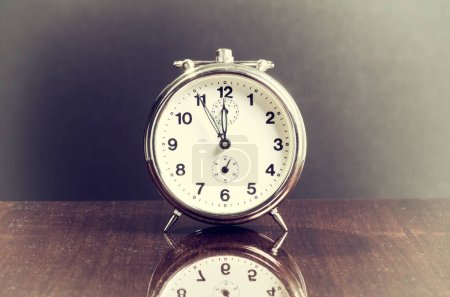 Foto de Reloj despertador vintage sobre fondo de madera - Imagen libre de derechos