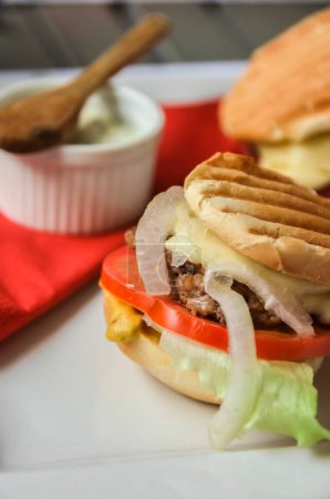 Téléchargez les photos : Petit hamburger maison aux légumes frais - en image libre de droit